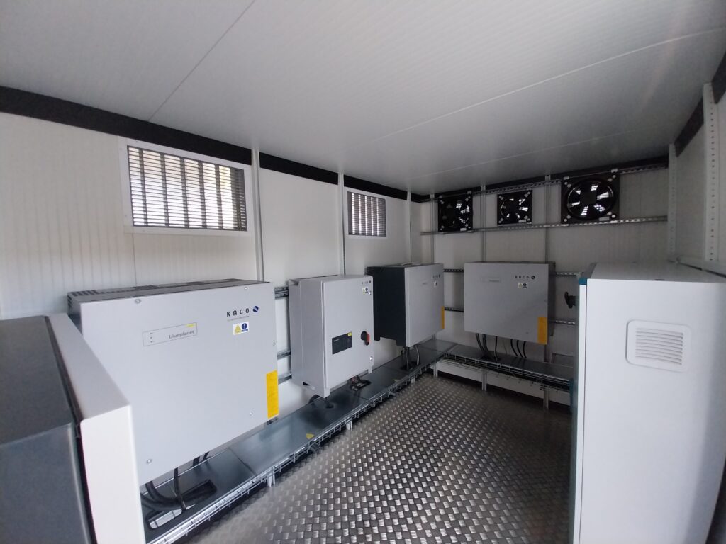 Local technique ventilé avec onduleurs triphasés de forte puissance