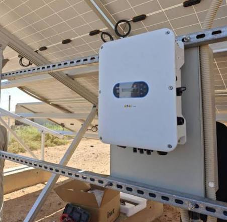 Armoire de commande extérieure avec variateur de pompage solaire